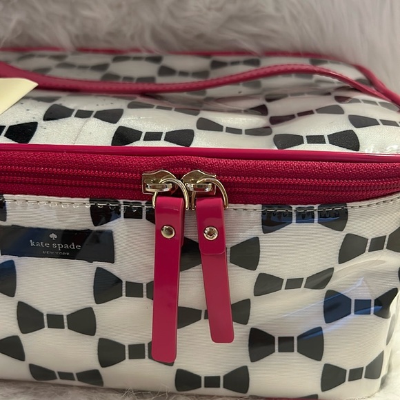 KATE SPADE TOILETRY/COSMETIC TRAVELER BAG (TUXEDO HEDDY PRINT) - Picture 3 of 15
